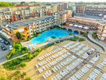 Hotel s bazénom a plážou