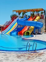 Šmykľavky pri sesterskom hoteli Empire Beach