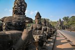 kamenné schody lemujúce most pri barane Angkor Thom