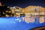 Večerný pohľad na hotel s bazénom