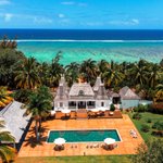 Budova hotela s bazénom 