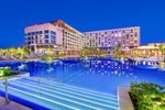 Večerný pohľad na hotel s bazénom