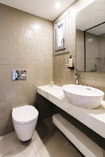 Bungalov, výhľad do záhrady, kúpeľňa