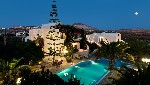 Večerný pohľad na hotel a bazén 