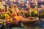 Festival Loy Krathonk. ľudia kupujú kvetinovú výzdobu, ktorou sa svetlom sviečky púšťajú po vodnom