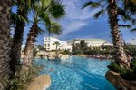 Pohľad na bazén a hotel