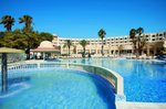 Pohľad na bazén a hotel