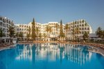 Pohľad na hotel a bazén