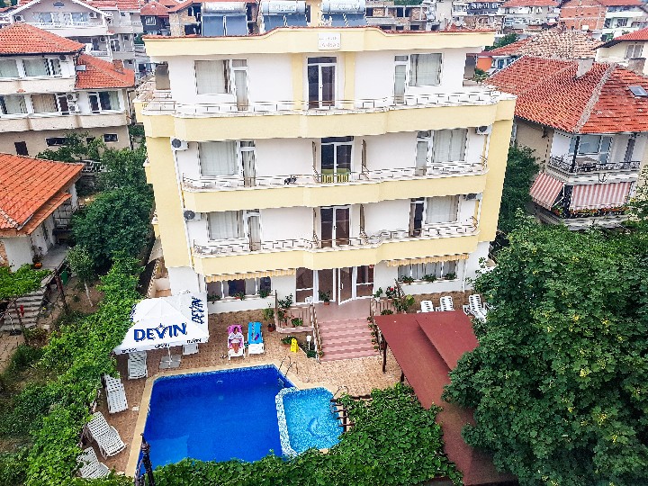 Vedľajšia budova s ??bazénom