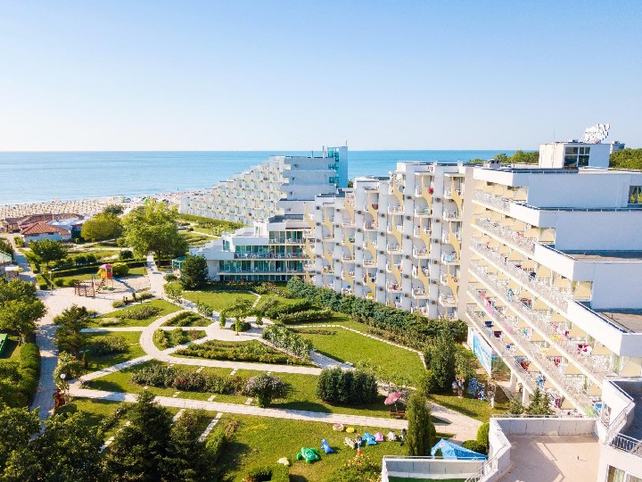 Pohľad na hotel a more (vpravo)