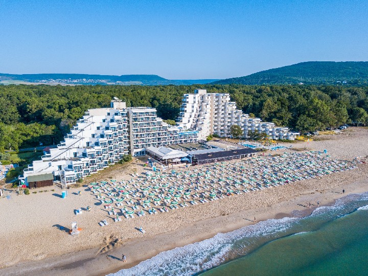 Hotel (vľavo) s plážou