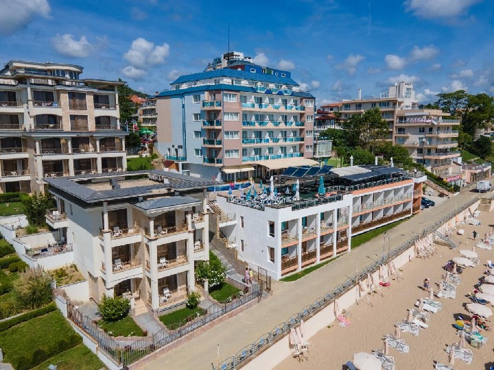 Hotel Paraiso Theopolis (vľavo) a Paraiso Beach