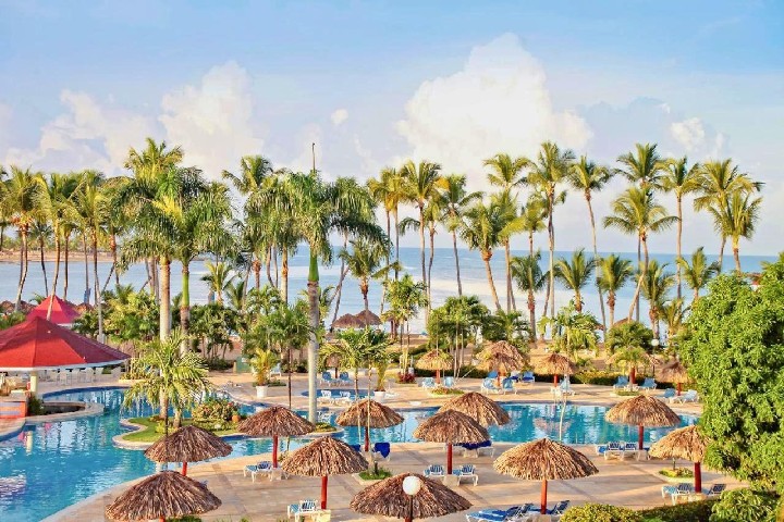 Bazén s výhľadom na pláž