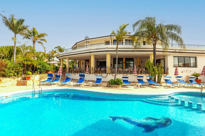 Hotel s bazénom