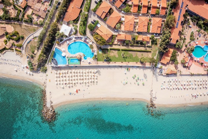 Pohľad na areál a na pláž