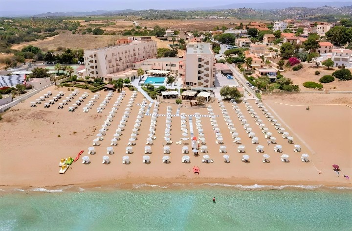 Pohľad na hotel s plážou