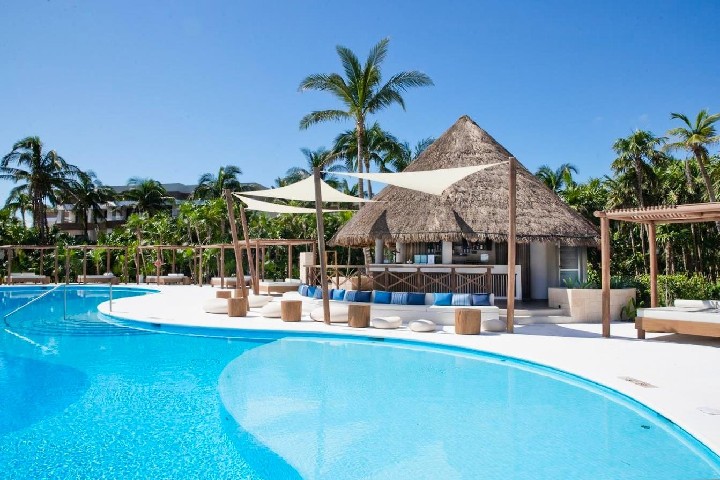 Lehátka pri bazéne