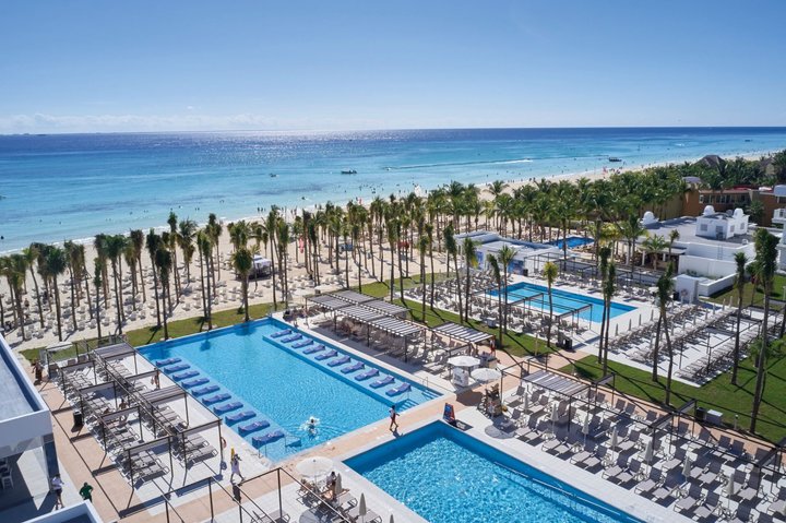Hotel s bazénom priamo pri pláži 