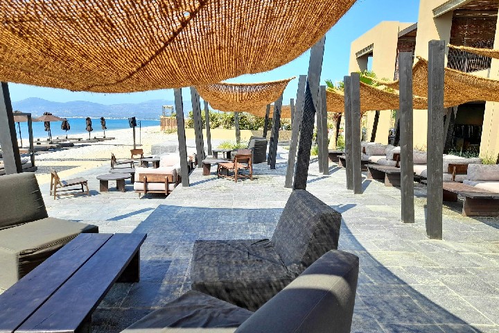 Posedenie na pláži