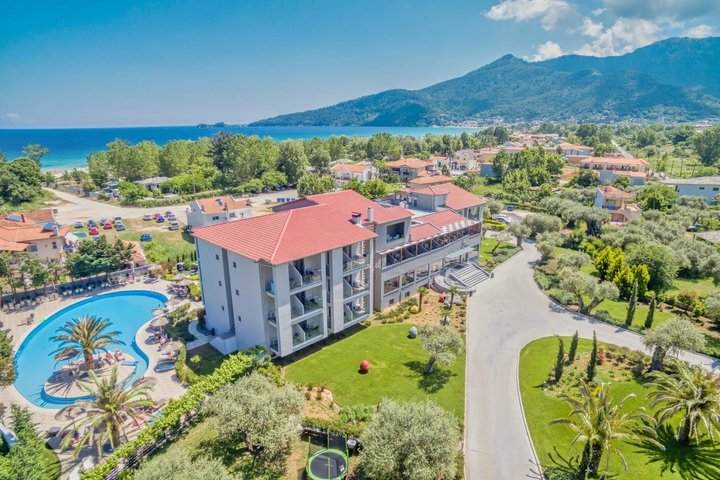 Pohľad na hotel a bazén