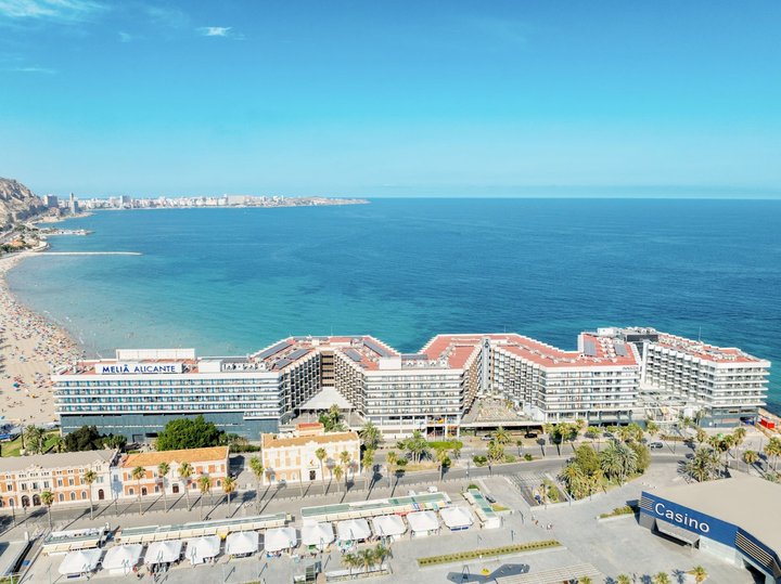 Pohľad na hotel a pláž
