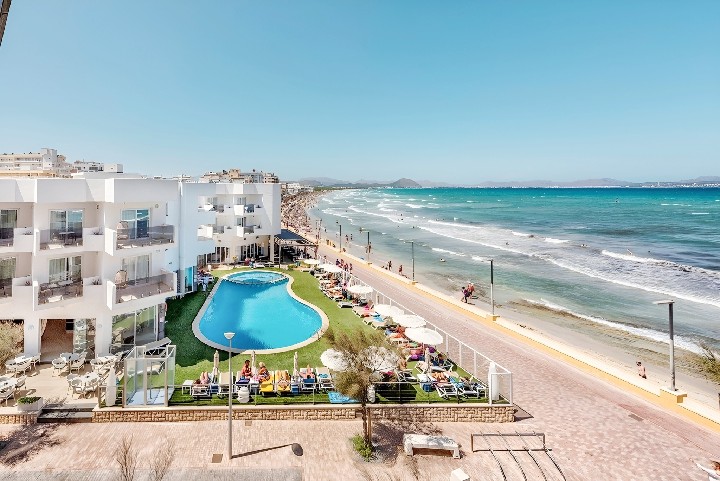 Pohľad na bazén a na pláž